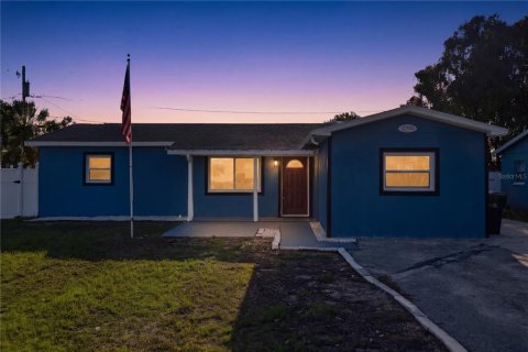 House in Largo, Florida 4 bedrooms, 146.97 sq.m. № 2220087 - photo 2