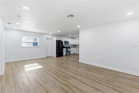House in Largo, Florida 4 bedrooms, 146.97 sq.m. № 2220087 - photo 6