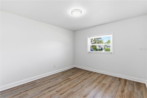 House in Largo, Florida 4 bedrooms, 146.97 sq.m. № 2220087 - photo 13