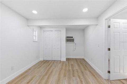 House in Largo, Florida 4 bedrooms, 146.97 sq.m. № 2220087 - photo 22
