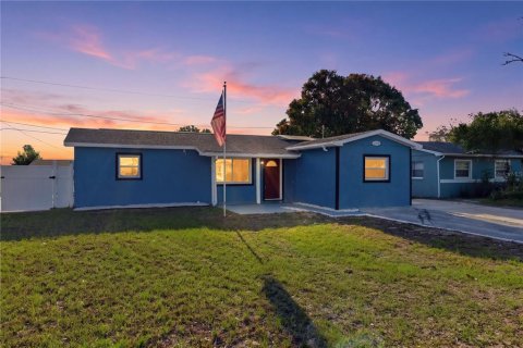 House in Largo, Florida 4 bedrooms, 146.97 sq.m. № 2220087 - photo 30