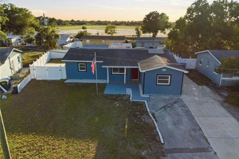 House in Largo, Florida 4 bedrooms, 146.97 sq.m. № 2220087 - photo 3