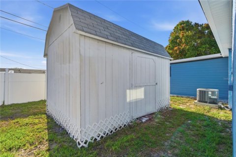 House in Largo, Florida 4 bedrooms, 146.97 sq.m. № 2220087 - photo 25