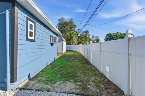 House in Largo, Florida 4 bedrooms, 146.97 sq.m. № 2220087 - photo 27