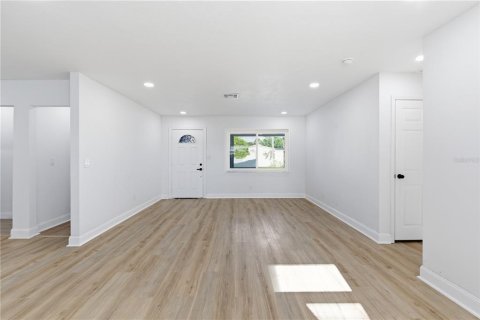 House in Largo, Florida 4 bedrooms, 146.97 sq.m. № 2220087 - photo 7