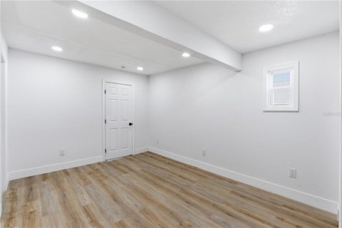 House in Largo, Florida 4 bedrooms, 146.97 sq.m. № 2220087 - photo 21