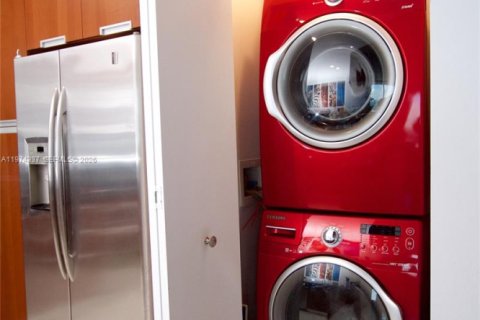 Condo in North Bay Village, Florida, 3 bedrooms № 2042316 - photo 12