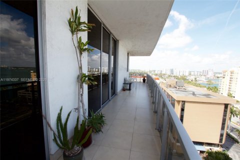 Condo in North Bay Village, Florida, 3 bedrooms № 2042316 - photo 29