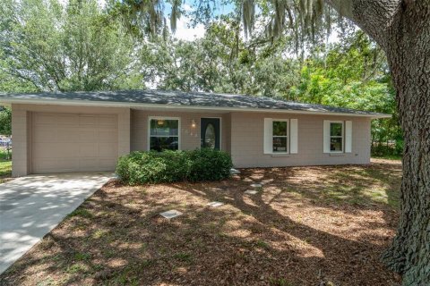 House in Tavares, Florida 3 bedrooms, 92.9 sq.m. № 2285699