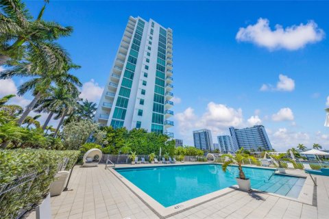 Condominio en alquiler en Miami, Florida, 2 dormitorios, 76.92 m2 № 1745685 - foto 24