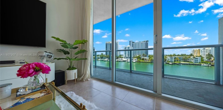 Condominio en Miami, Florida, 2 dormitorios  № 1745685