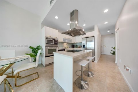 Condominio en alquiler en Miami, Florida, 2 dormitorios, 76.92 m2 № 1745685 - foto 10