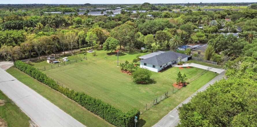 House in Homestead, Florida 3 bedrooms, 173.91 sq.m. № 2085259