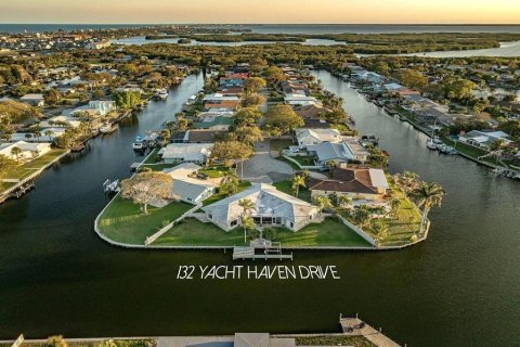 House in Cocoa Beach, Florida 4 bedrooms, 265.7 sq.m. № 1592583 - photo 4