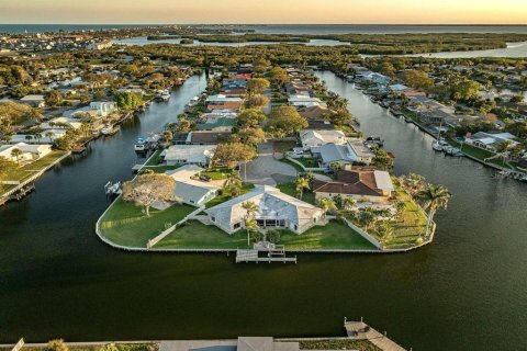 House in Cocoa Beach, Florida 4 bedrooms, 265.7 sq.m. № 1592583 - photo 2