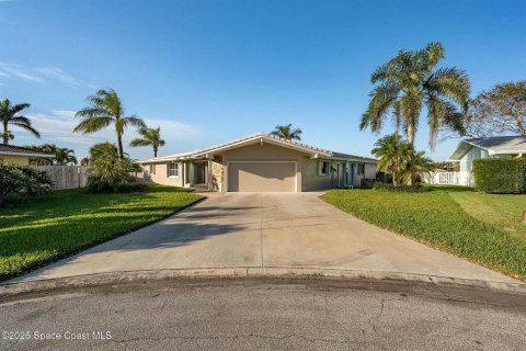 House in Cocoa Beach, Florida 4 bedrooms, 265.7 sq.m. № 1592583 - photo 1