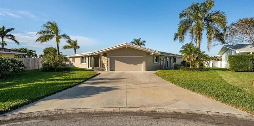 House in Cocoa Beach, Florida 4 bedrooms, 265.7 sq.m. № 1592583