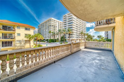 Condo in Surfside, Florida, 2 bedrooms  № 1867033 - photo 30