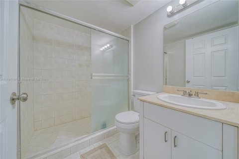 Condo in Surfside, Florida, 2 bedrooms  № 1867033 - photo 8