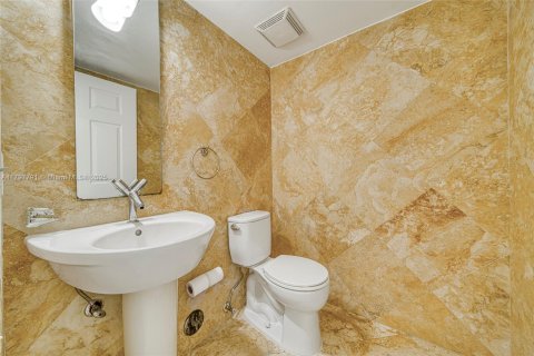 Condo in Surfside, Florida, 2 bedrooms  № 1867033 - photo 11