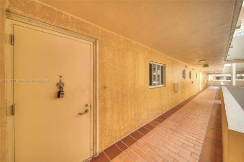 Condo in Surfside, Florida, 2 bedrooms  № 1867033 - photo 4