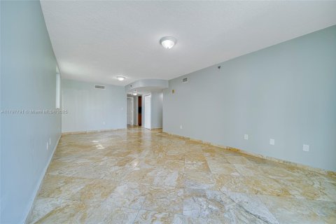 Condo in Surfside, Florida, 2 bedrooms  № 1867033 - photo 26