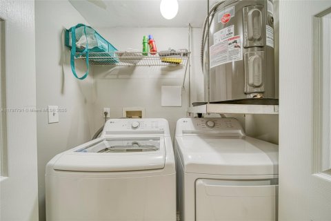 Condo in Surfside, Florida, 2 bedrooms  № 1867033 - photo 12