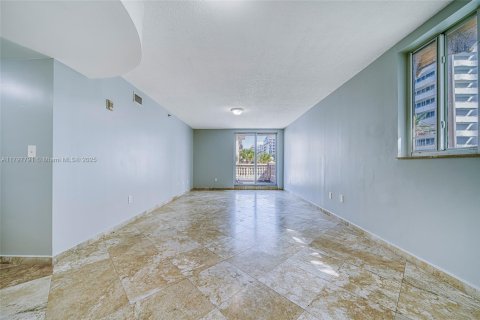 Condo in Surfside, Florida, 2 bedrooms  № 1867033 - photo 25