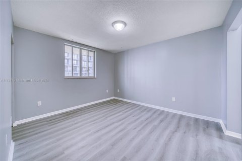 Condo in Surfside, Florida, 2 bedrooms  № 1867033 - photo 17