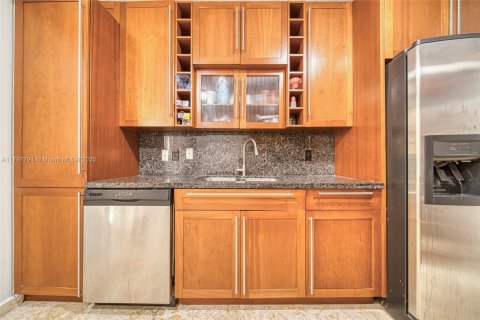 Condo in Surfside, Florida, 2 bedrooms  № 1867033 - photo 15