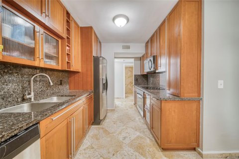Condo in Surfside, Florida, 2 bedrooms  № 1867033 - photo 13