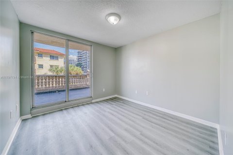 Condo in Surfside, Florida, 2 bedrooms  № 1867033 - photo 6