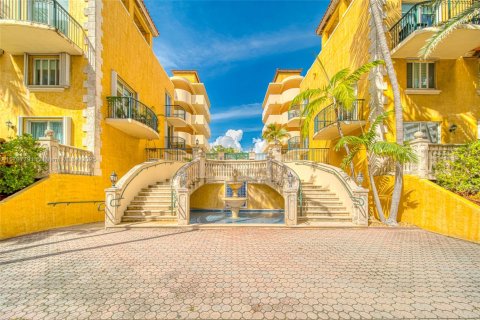 Condo in Surfside, Florida, 2 bedrooms  № 1867033 - photo 1