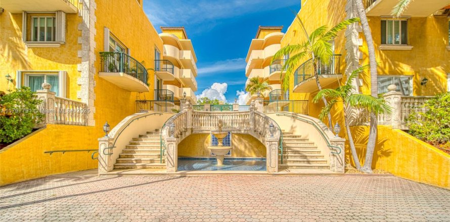 Condo in Surfside, Florida, 2 bedrooms  № 1867033