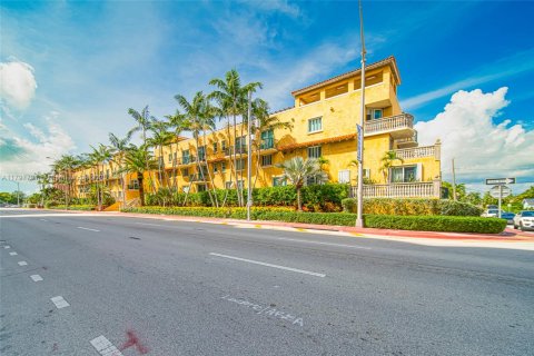 Condo in Surfside, Florida, 2 bedrooms  № 1867033 - photo 2
