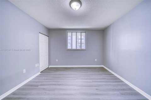 Condo in Surfside, Florida, 2 bedrooms  № 1867033 - photo 19