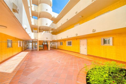 Condo in Surfside, Florida, 2 bedrooms  № 1867033 - photo 5