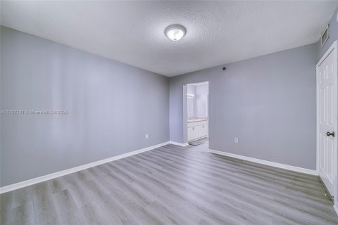 Condo in Surfside, Florida, 2 bedrooms  № 1867033 - photo 20