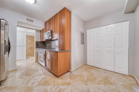 Condo in Surfside, Florida, 2 bedrooms  № 1867033 - photo 14