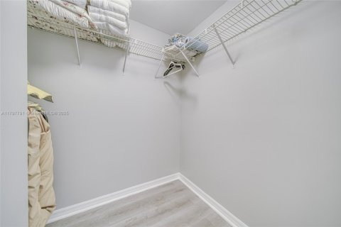 Condo in Surfside, Florida, 2 bedrooms  № 1867033 - photo 7