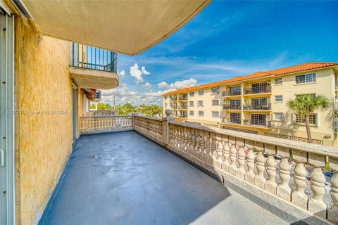 Condo in Surfside, Florida, 2 bedrooms  № 1867033 - photo 28