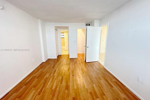 Condominio en venta en Miami, Florida, 1 dormitorio, 78.04 m2 № 1993719 - foto 4