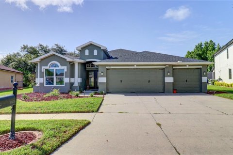 House in Land O' Lakes, Florida 4 bedrooms, 247.58 sq.m. № 2209033