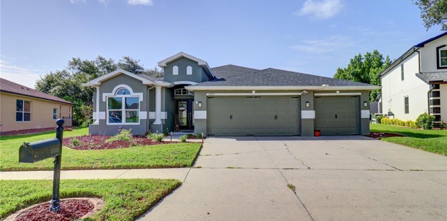 House in Land O' Lakes, Florida 4 bedrooms, 247.58 sq.m. № 2209033
