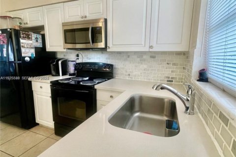 Снять в аренду виллу или дом в Халландейл-Бич, Флорида 2 спальни, 78.04м2, № 1983885 - фото 4