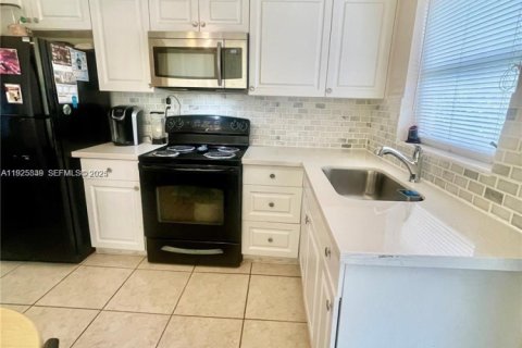 Снять в аренду виллу или дом в Халландейл-Бич, Флорида 2 спальни, 78.04м2, № 1983885 - фото 5