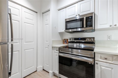 Condo in Sunny Isles Beach, Florida, 2 bedrooms № 2091070 - photo 11