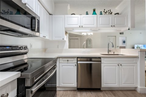 Condo in Sunny Isles Beach, Florida, 2 bedrooms № 2091070 - photo 13