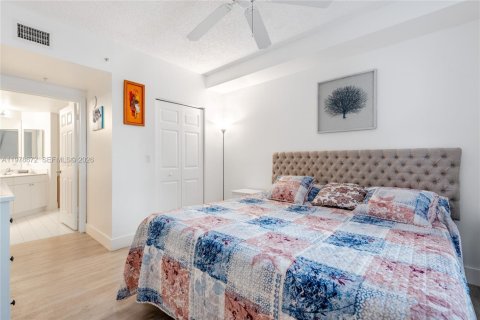 Condo in Sunny Isles Beach, Florida, 2 bedrooms № 2091070 - photo 15