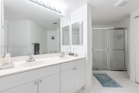 Condo in Sunny Isles Beach, Florida, 2 bedrooms № 2091070 - photo 16